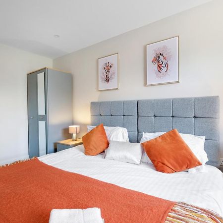 Crown Place 2 & 3 Bedroom Luxury Apts With Parking In Shepperton By 360Stays Esterno foto