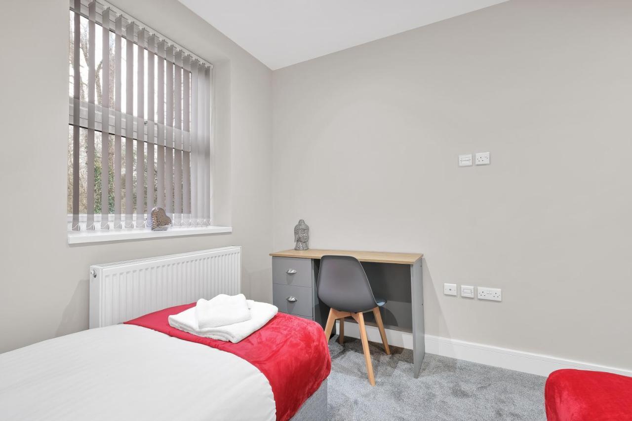 Crown Place 2 & 3 Bedroom Luxury Apts With Parking In Shepperton By 360Stays Esterno foto