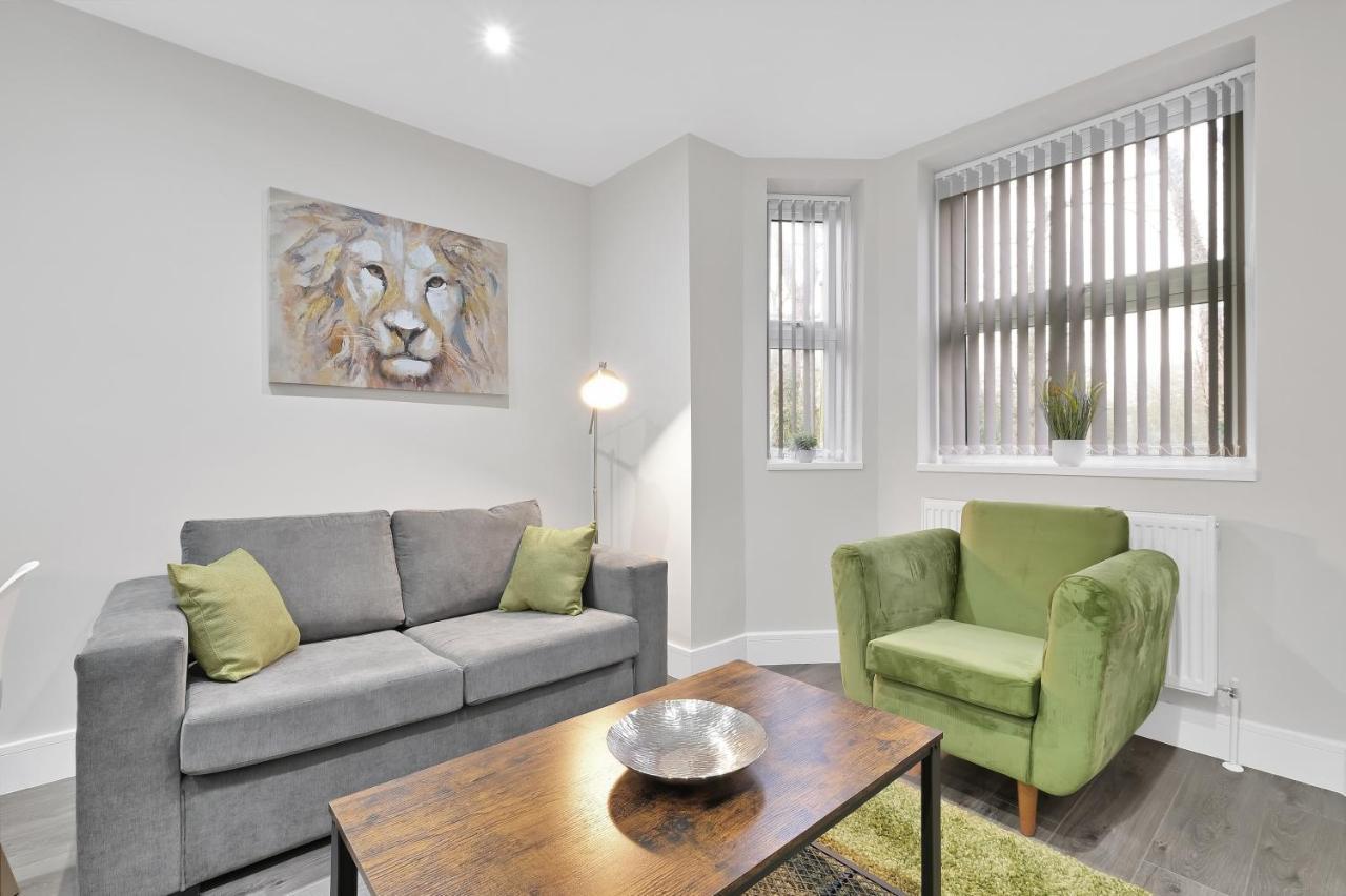 Crown Place 2 & 3 Bedroom Luxury Apts With Parking In Shepperton By 360Stays Esterno foto