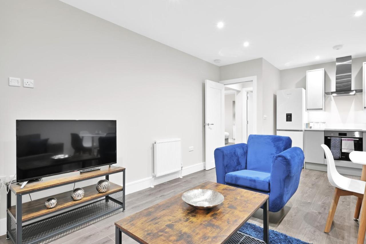 Crown Place 2 & 3 Bedroom Luxury Apts With Parking In Shepperton By 360Stays Esterno foto