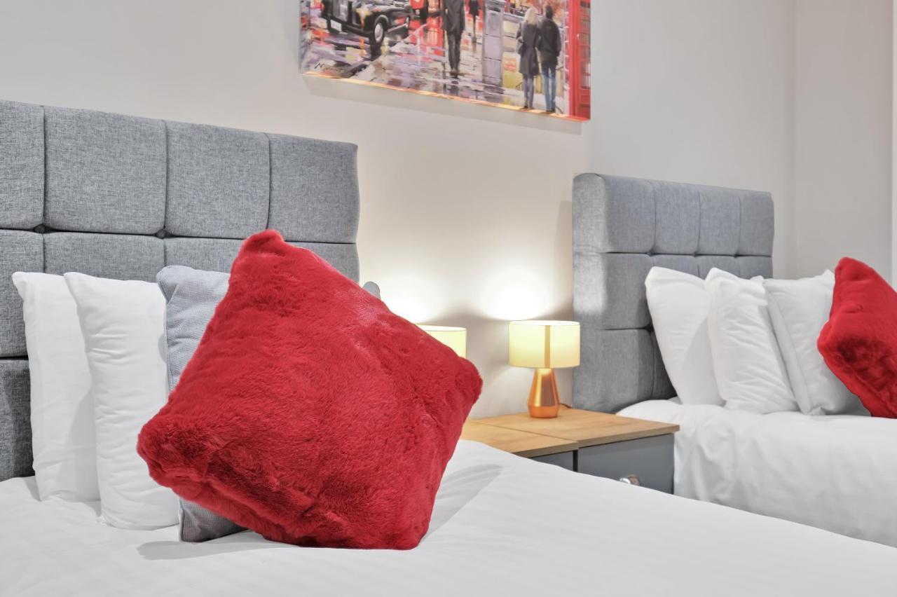 Crown Place 2 & 3 Bedroom Luxury Apts With Parking In Shepperton By 360Stays Esterno foto