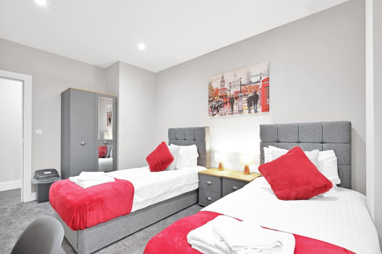 Crown Place 2 & 3 Bedroom Luxury Apts With Parking In Shepperton By 360Stays Esterno foto