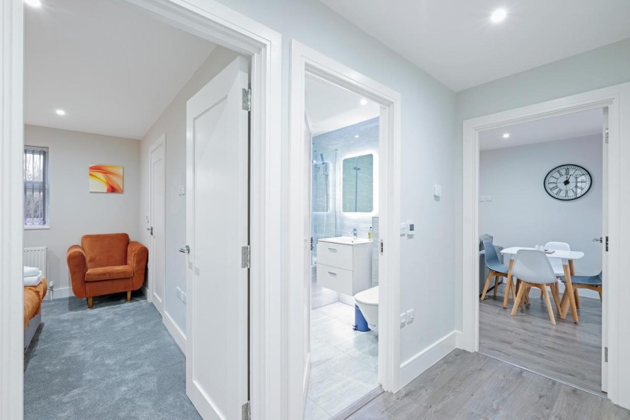 Crown Place 2 & 3 Bedroom Luxury Apts With Parking In Shepperton By 360Stays Esterno foto