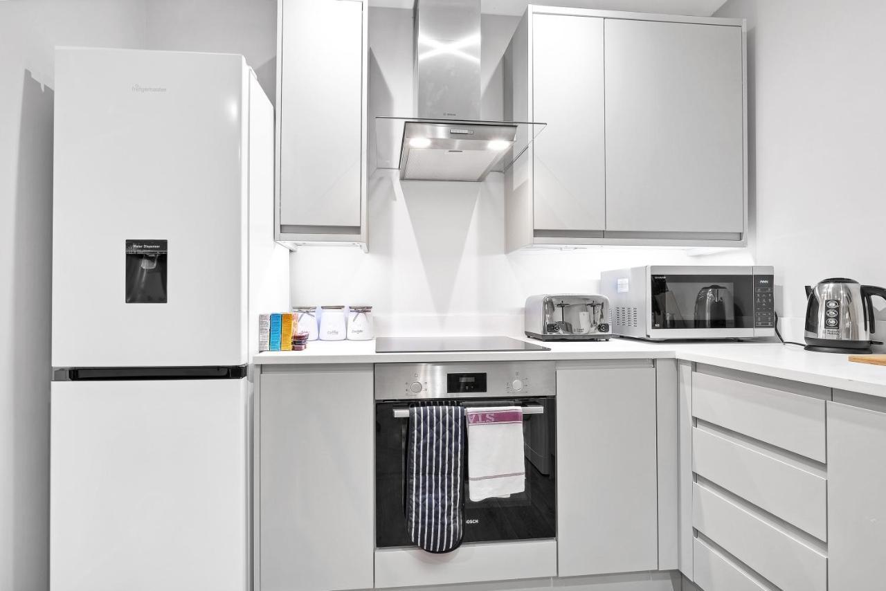 Crown Place 2 & 3 Bedroom Luxury Apts With Parking In Shepperton By 360Stays Esterno foto