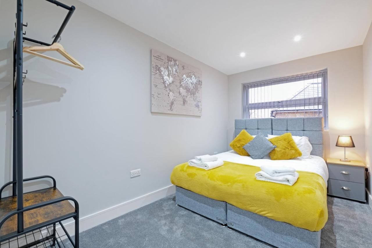 Crown Place 2 & 3 Bedroom Luxury Apts With Parking In Shepperton By 360Stays Esterno foto