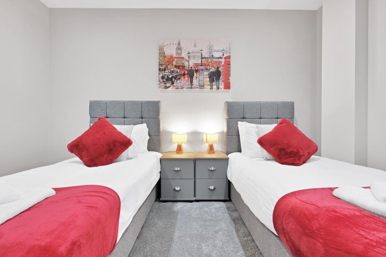 Crown Place 2 & 3 Bedroom Luxury Apts With Parking In Shepperton By 360Stays Esterno foto