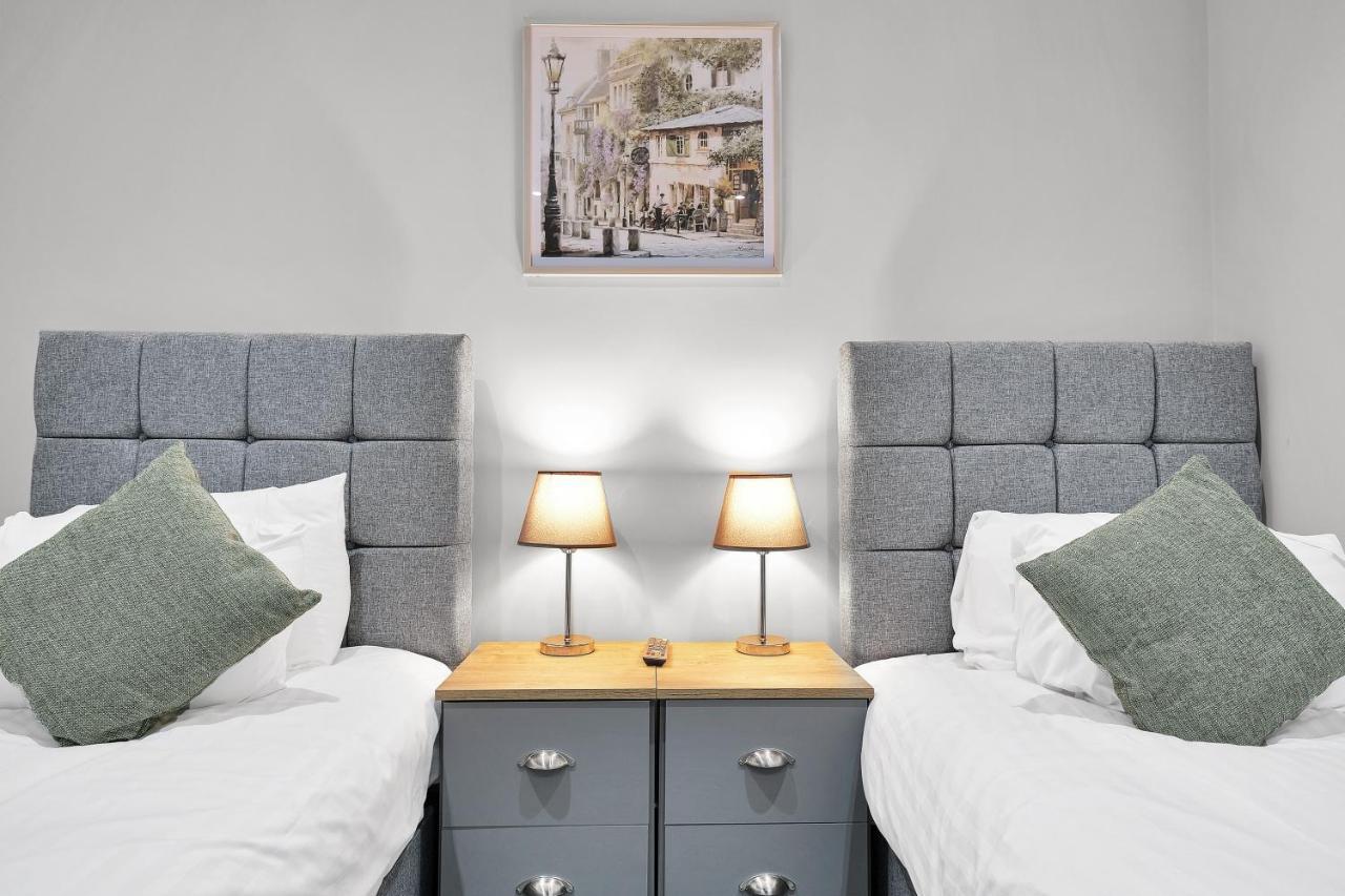 Crown Place 2 & 3 Bedroom Luxury Apts With Parking In Shepperton By 360Stays Esterno foto