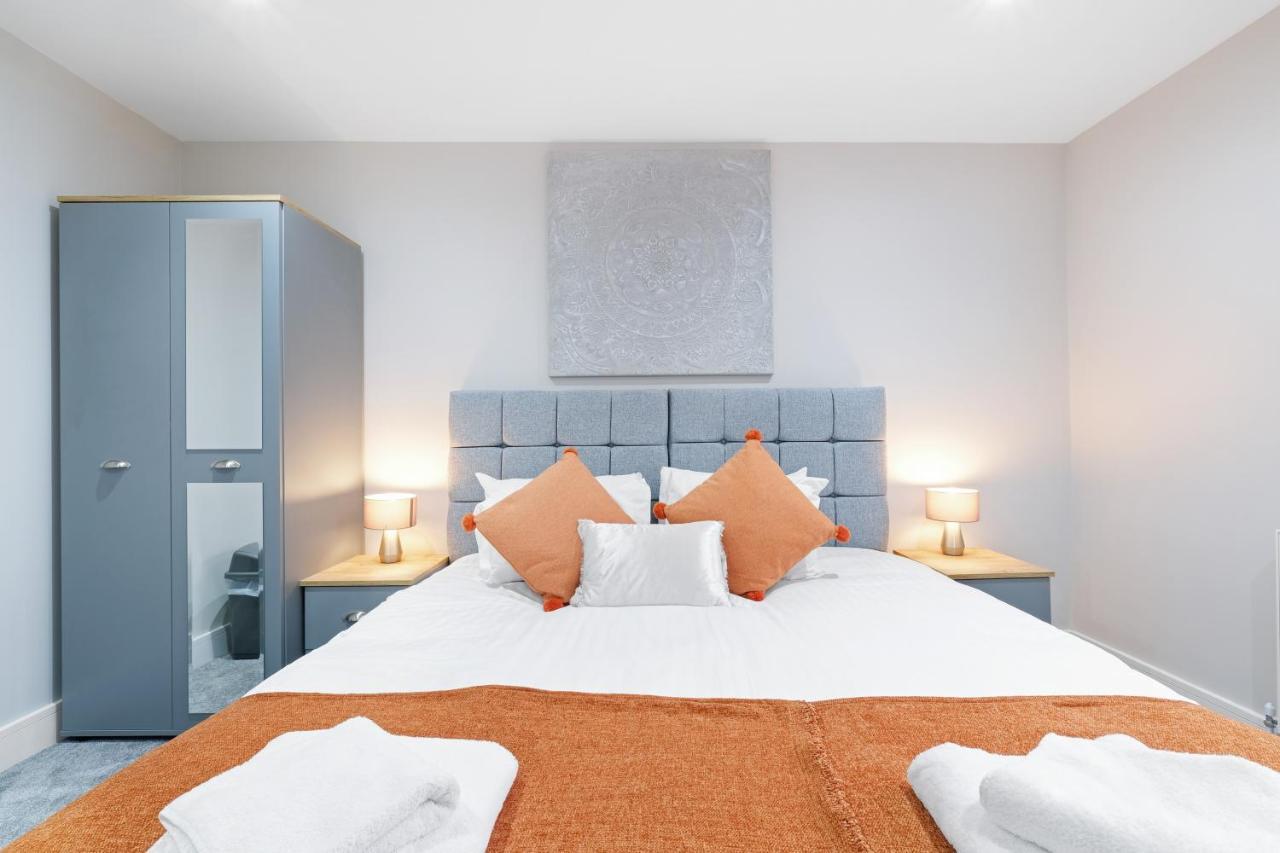Crown Place 2 & 3 Bedroom Luxury Apts With Parking In Shepperton By 360Stays Esterno foto