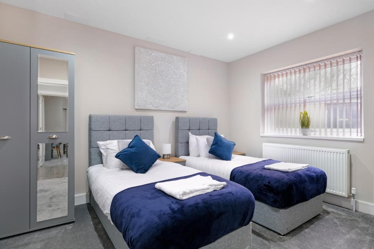 Crown Place 2 & 3 Bedroom Luxury Apts With Parking In Shepperton By 360Stays Esterno foto