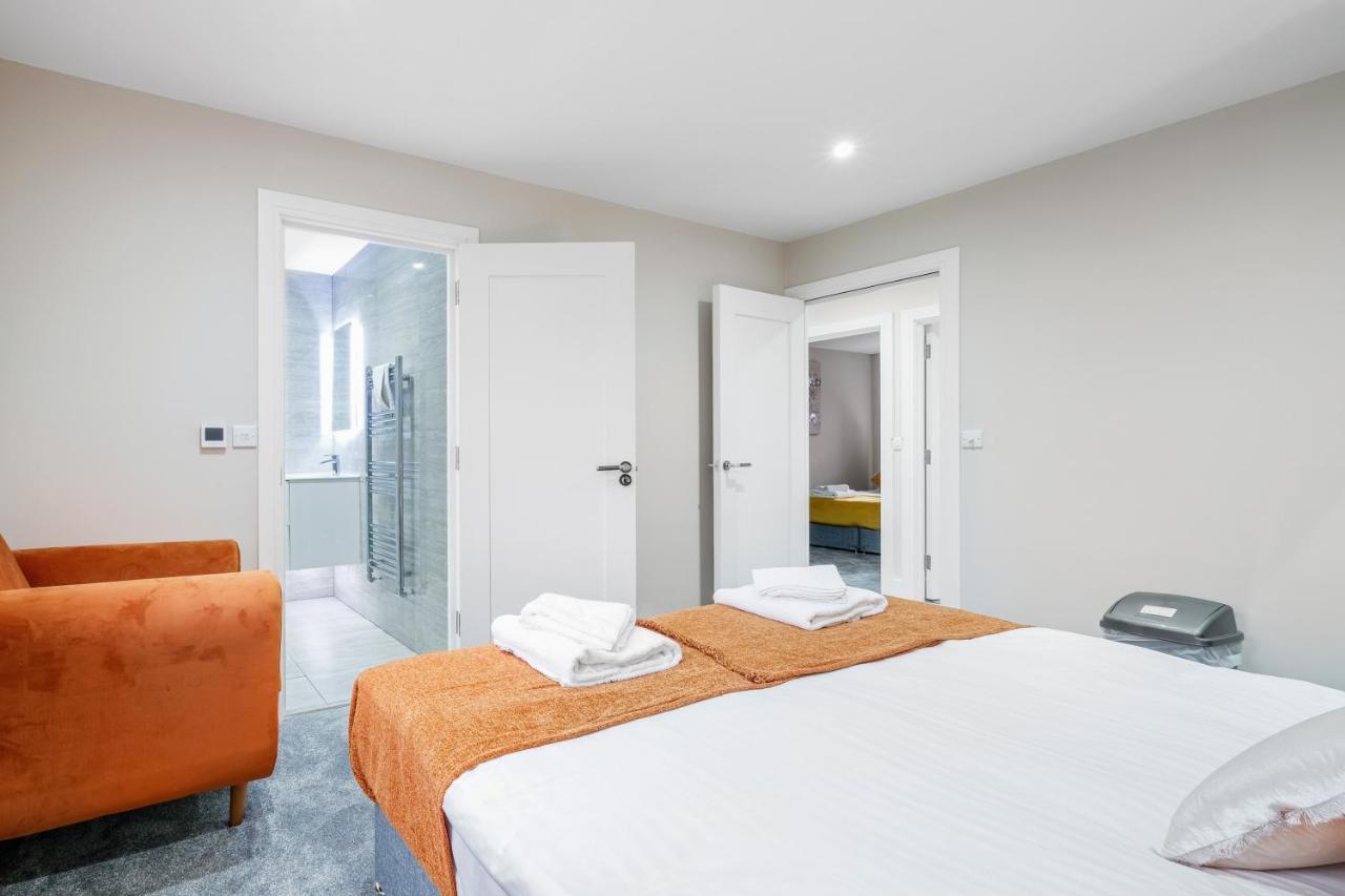 Crown Place 2 & 3 Bedroom Luxury Apts With Parking In Shepperton By 360Stays Esterno foto