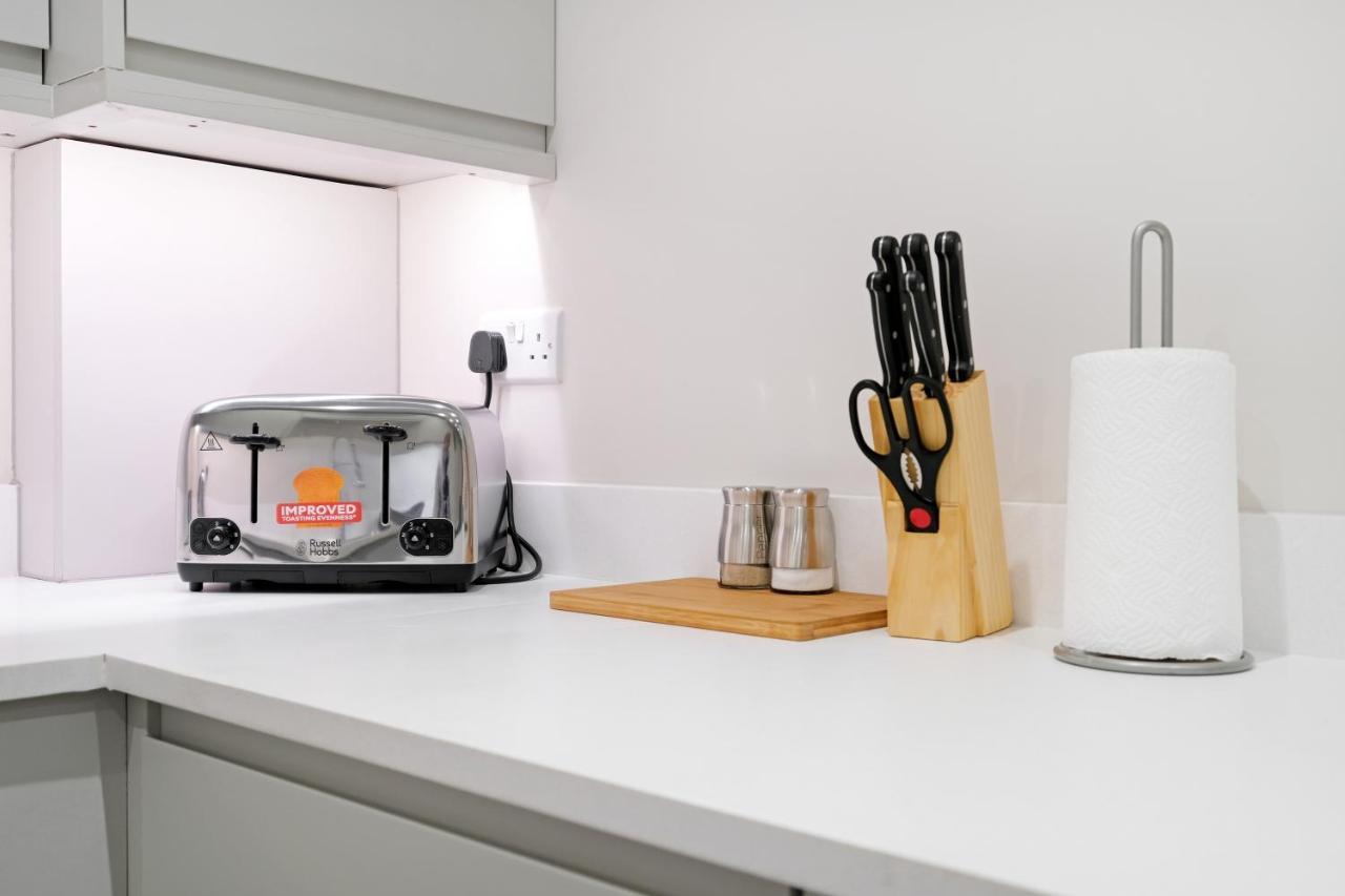Crown Place 2 & 3 Bedroom Luxury Apts With Parking In Shepperton By 360Stays Esterno foto
