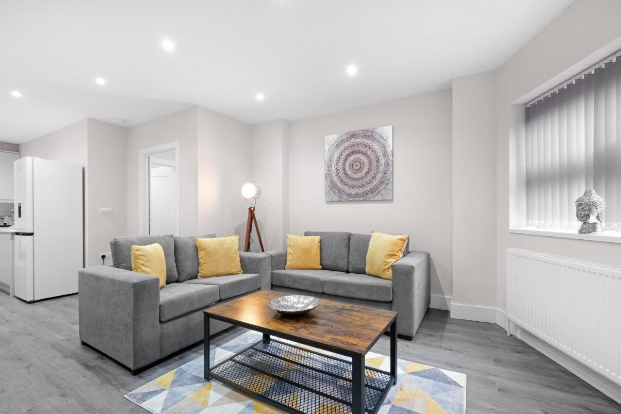 Crown Place 2 & 3 Bedroom Luxury Apts With Parking In Shepperton By 360Stays Esterno foto