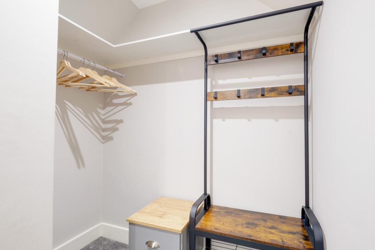 Crown Place 2 & 3 Bedroom Luxury Apts With Parking In Shepperton By 360Stays Esterno foto