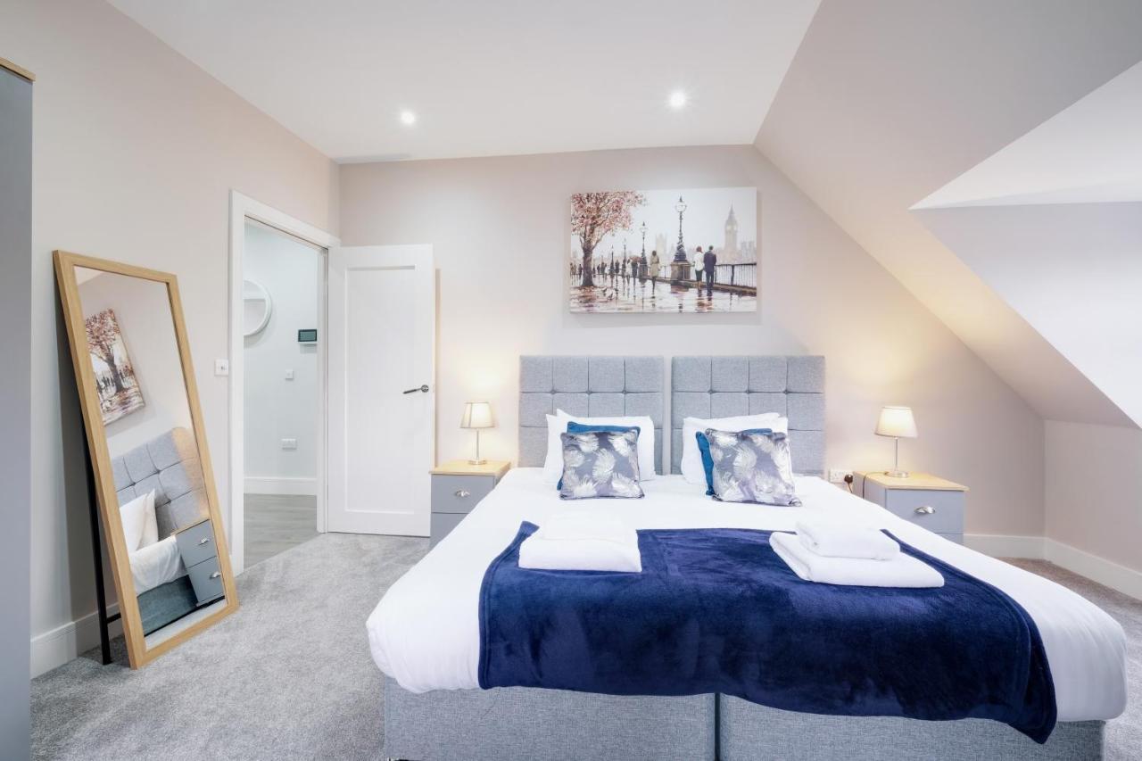 Crown Place 2 & 3 Bedroom Luxury Apts With Parking In Shepperton By 360Stays Esterno foto