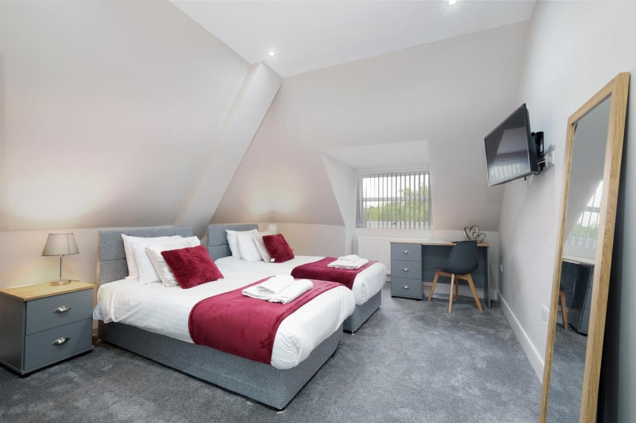 Crown Place 2 & 3 Bedroom Luxury Apts With Parking In Shepperton By 360Stays Esterno foto