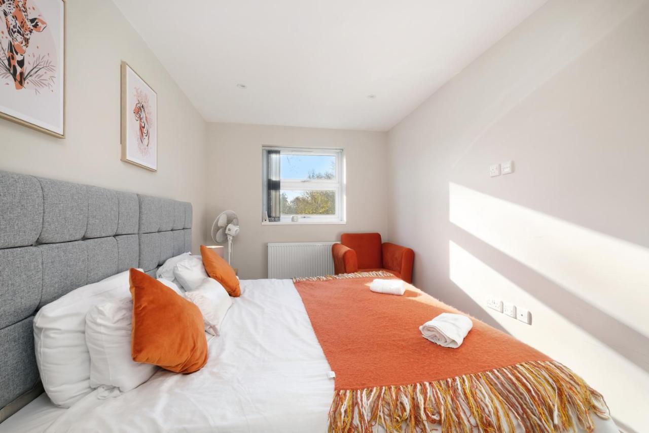 Crown Place 2 & 3 Bedroom Luxury Apts With Parking In Shepperton By 360Stays Esterno foto