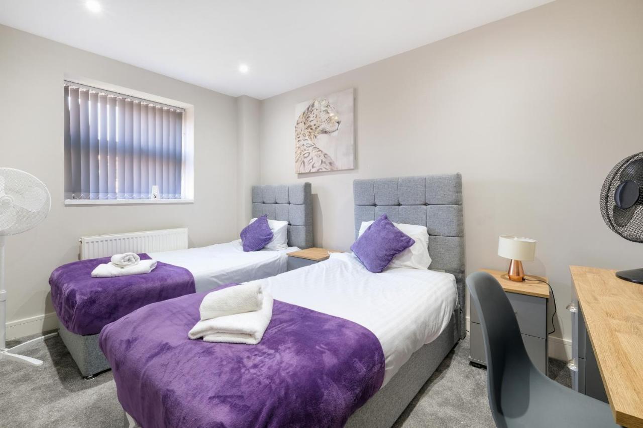 Crown Place 2 & 3 Bedroom Luxury Apts With Parking In Shepperton By 360Stays Esterno foto
