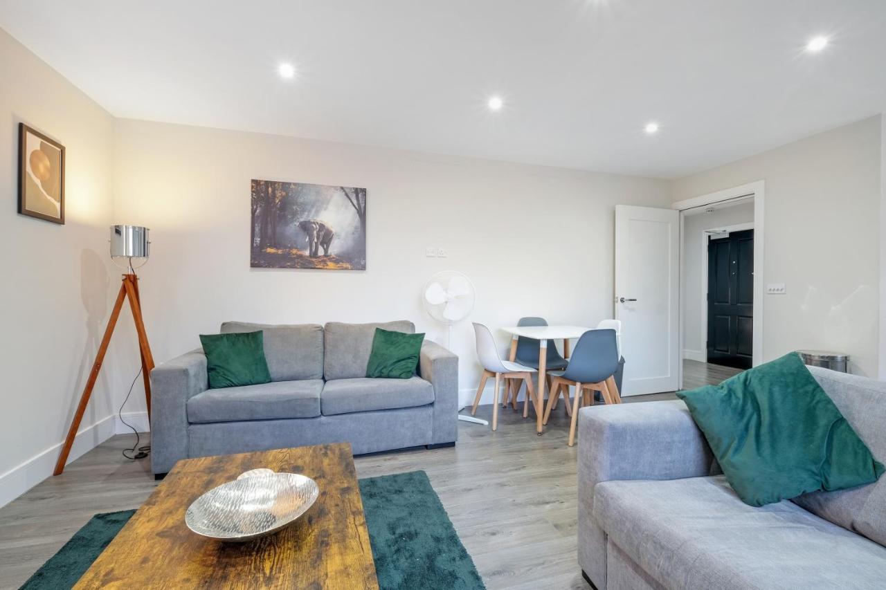 Crown Place 2 & 3 Bedroom Luxury Apts With Parking In Shepperton By 360Stays Esterno foto