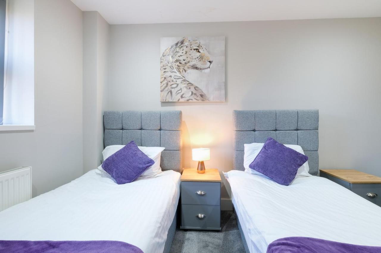 Crown Place 2 & 3 Bedroom Luxury Apts With Parking In Shepperton By 360Stays Esterno foto
