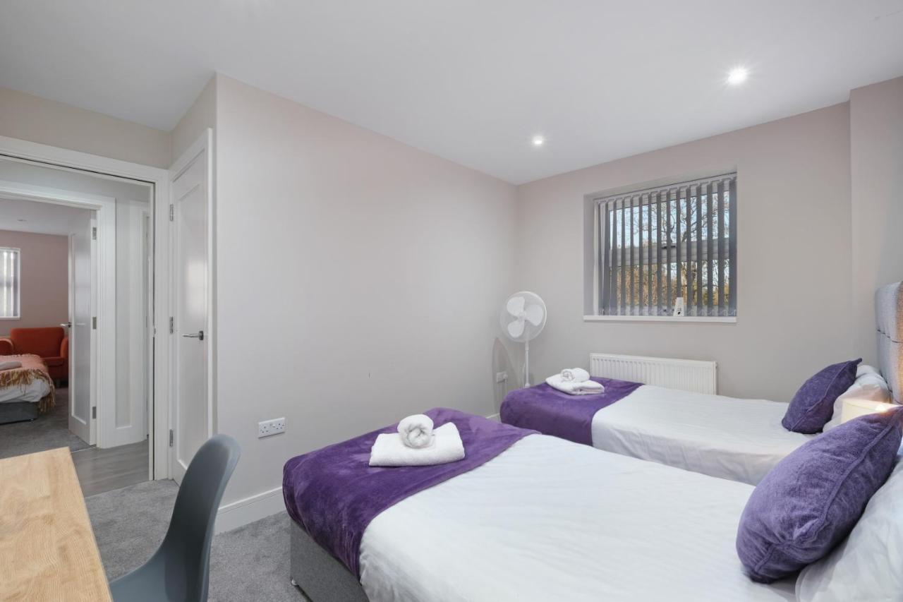 Crown Place 2 & 3 Bedroom Luxury Apts With Parking In Shepperton By 360Stays Esterno foto
