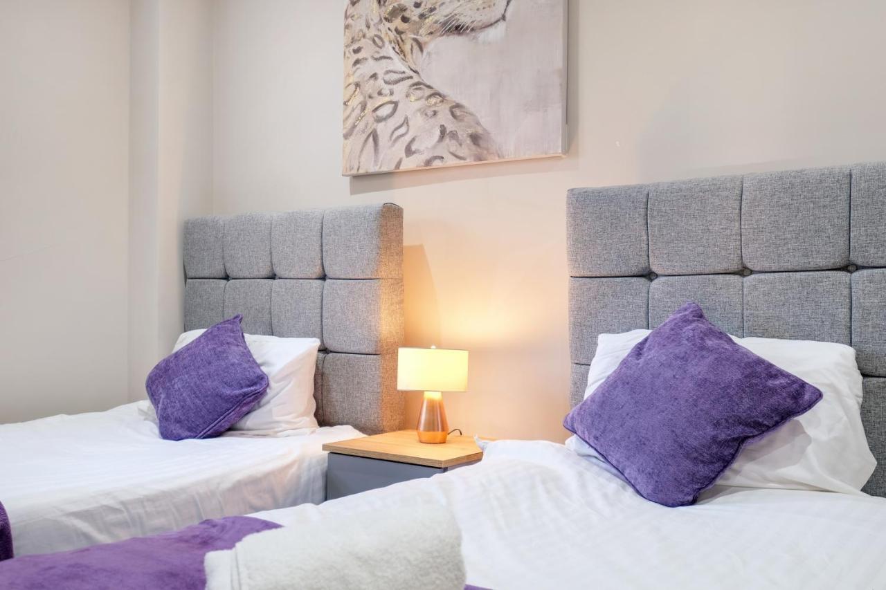 Crown Place 2 & 3 Bedroom Luxury Apts With Parking In Shepperton By 360Stays Esterno foto